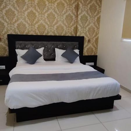 Hotel Aarna Palace Vadodara Extérieur photo