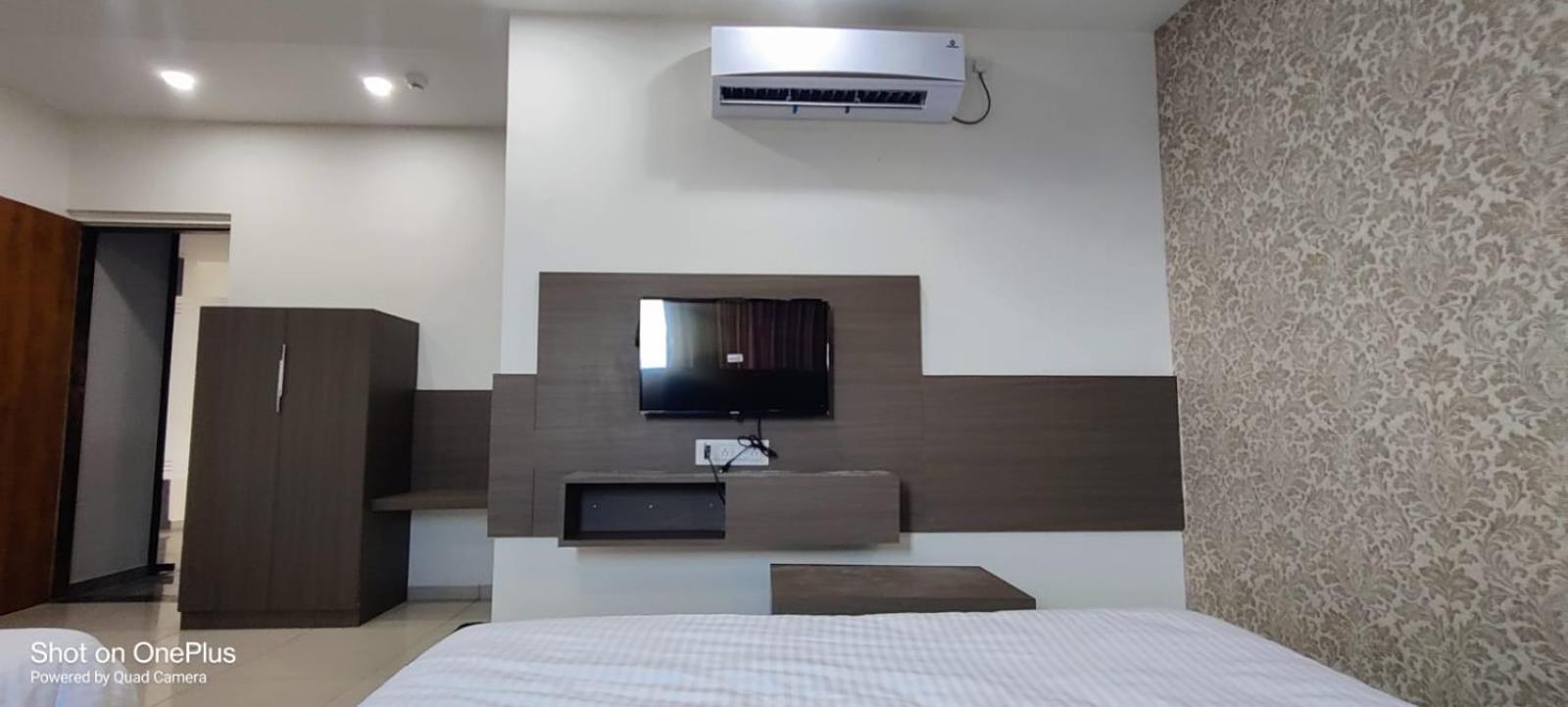 Hotel Aarna Palace Vadodara Extérieur photo