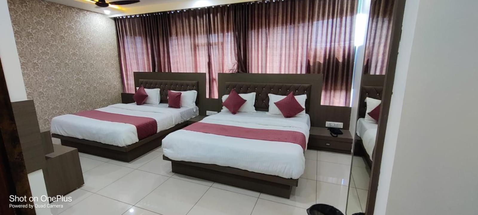 Hotel Aarna Palace Vadodara Extérieur photo