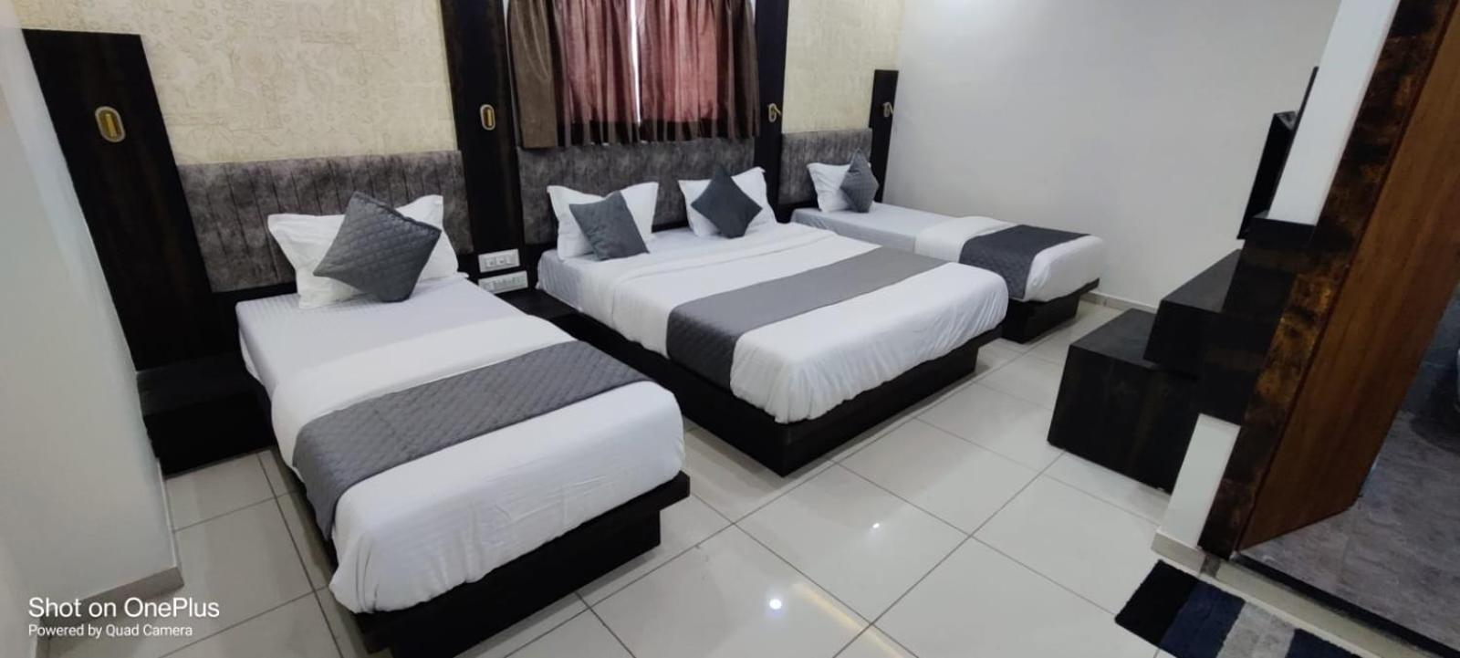 Hotel Aarna Palace Vadodara Extérieur photo
