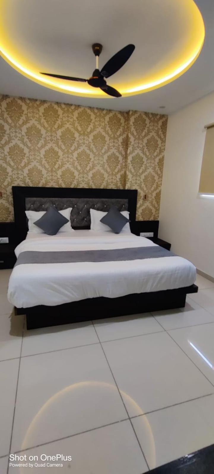 Hotel Aarna Palace Vadodara Extérieur photo