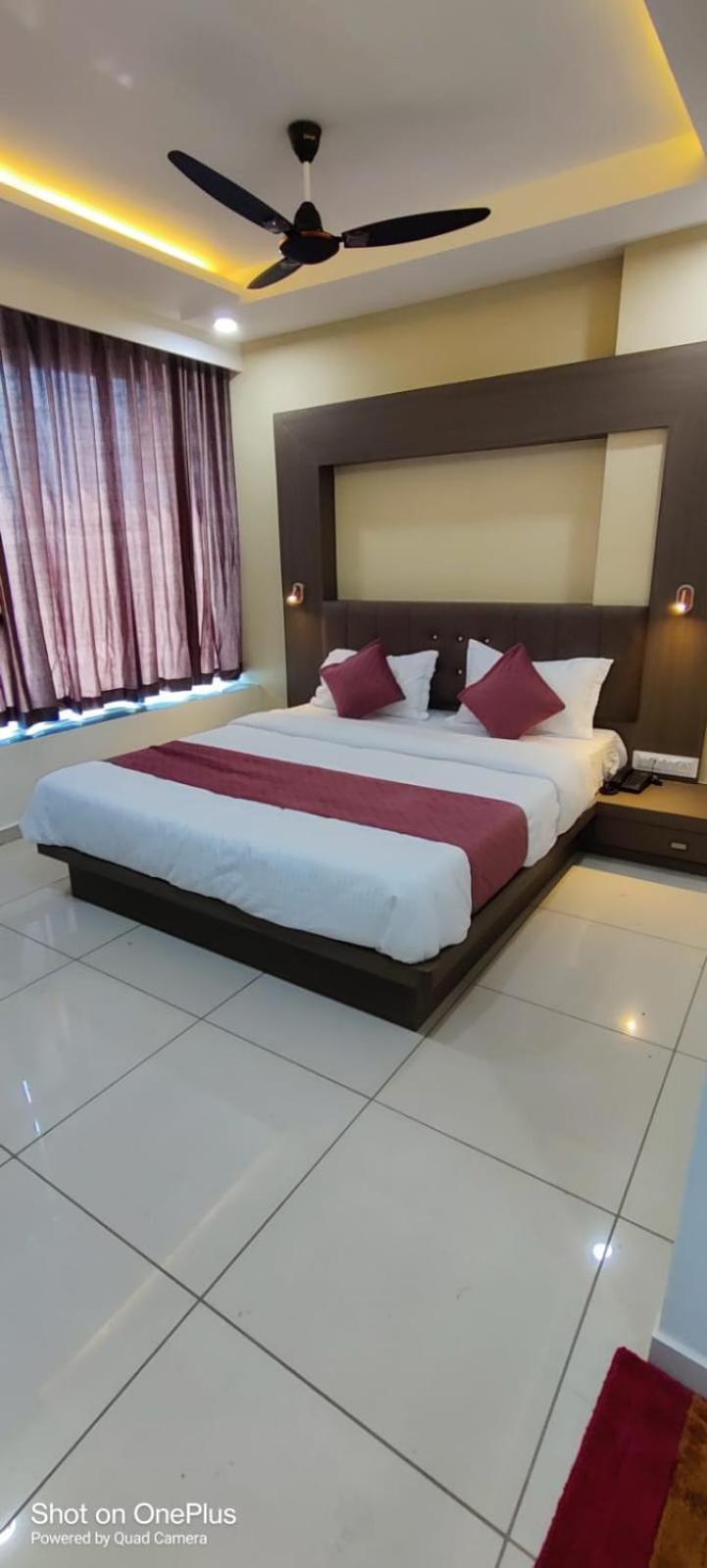 Hotel Aarna Palace Vadodara Extérieur photo