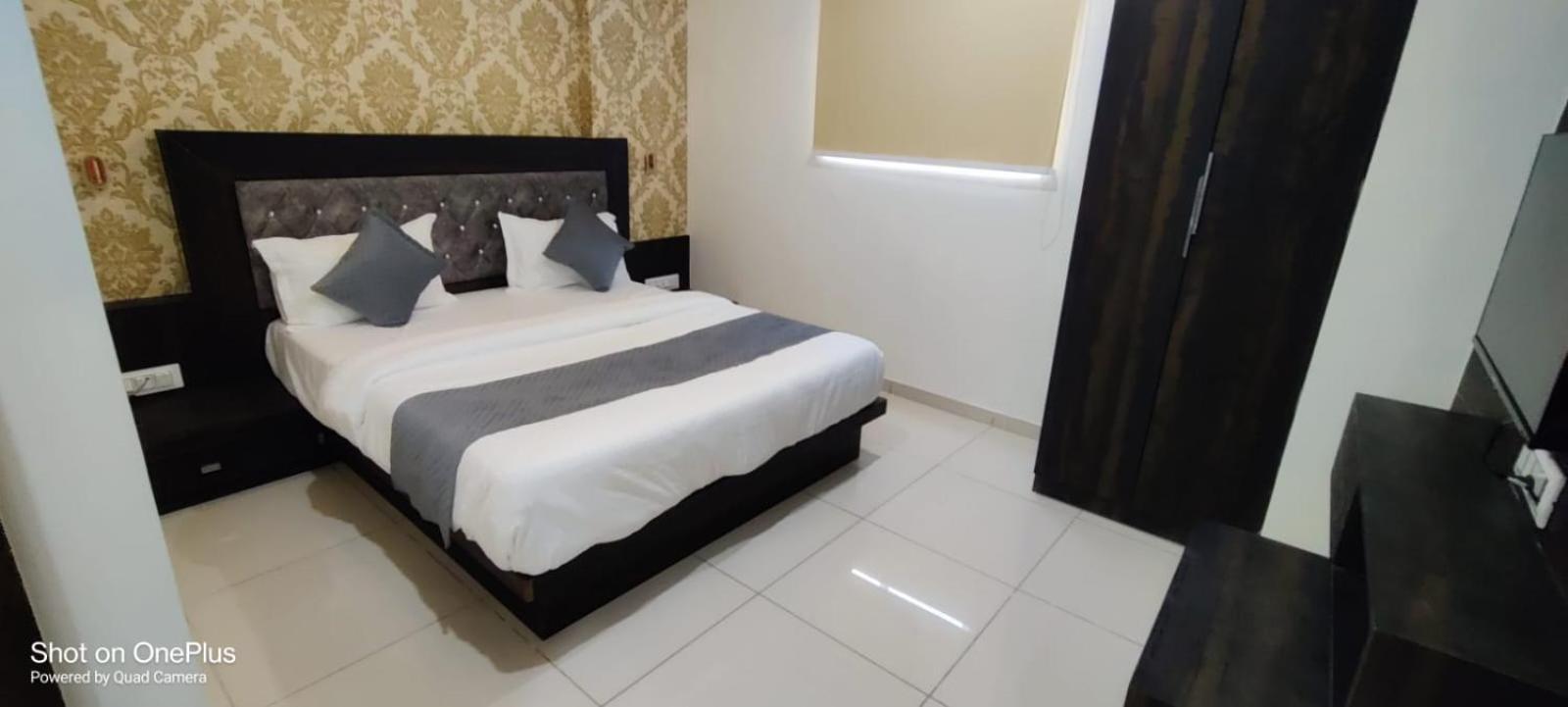 Hotel Aarna Palace Vadodara Extérieur photo