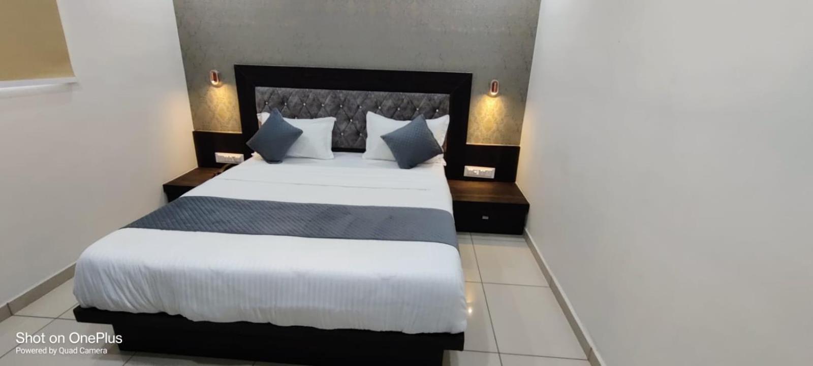 Hotel Aarna Palace Vadodara Extérieur photo