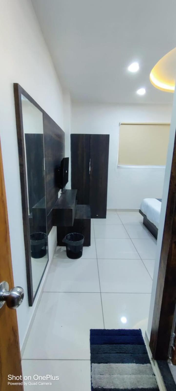 Hotel Aarna Palace Vadodara Extérieur photo