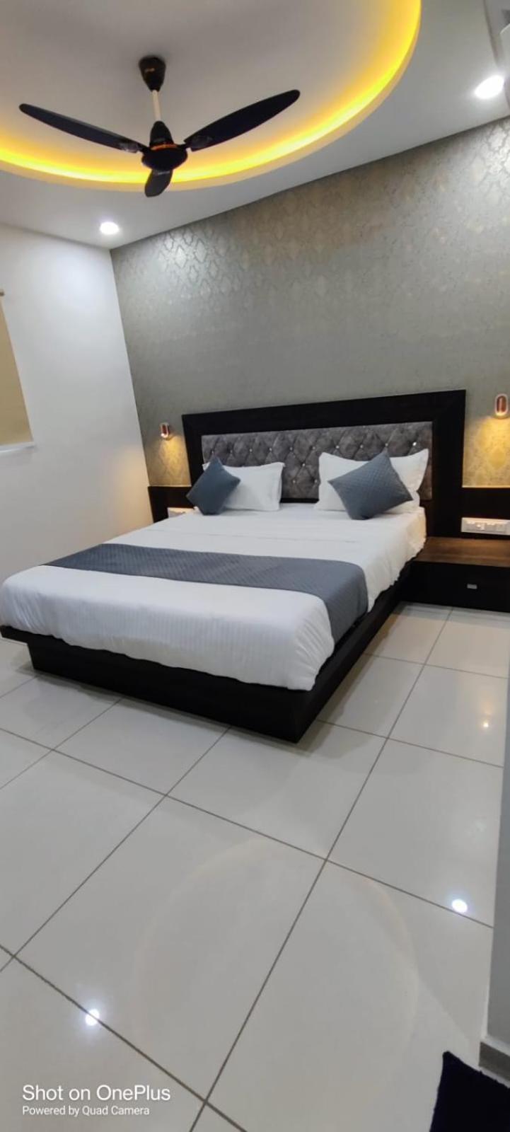 Hotel Aarna Palace Vadodara Extérieur photo